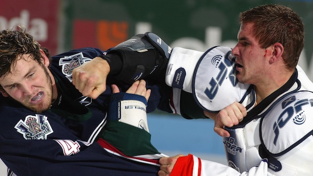Deux joueurs de hockey se battent