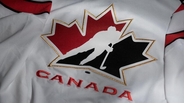 Un chandail d'Hockey Canada.