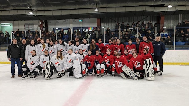 Le hockey féminin à l’honneur à l’aréna Marcel-Claveau de Saint-Ambroise