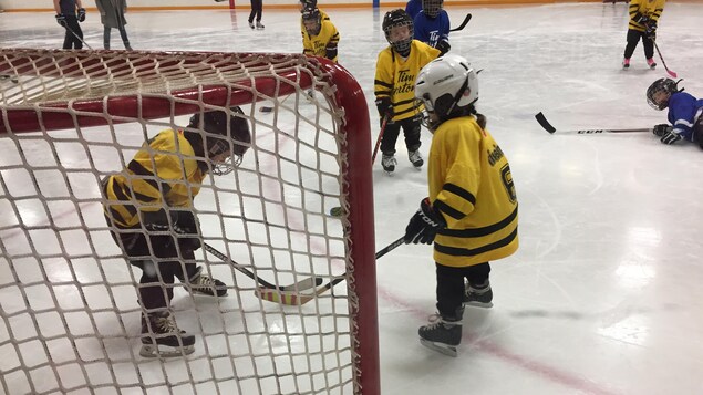 De jeunes filles jouent au hockey. 