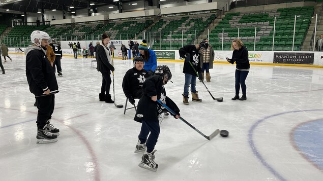 Des jeunes aveugles ou malvoyants essaient le patinage et le hockey à Saskatoon