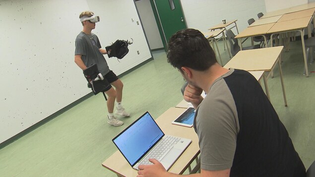Un athlète muni de casque et de gants de réalité virtuelle procède à des tests. 
