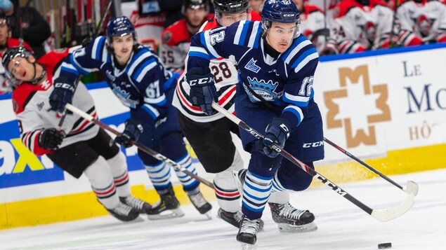 Des joueurs de hockey.