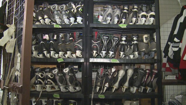 Une armoire pleine de patins. Une armoire pleine de patins.