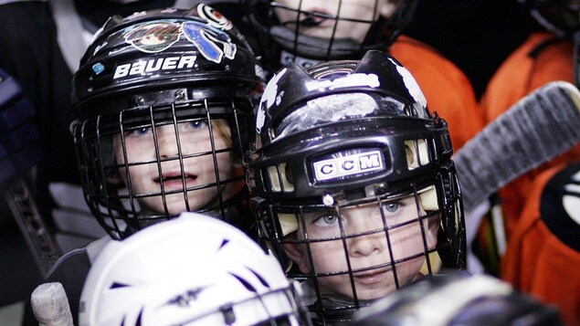 Le visage de deux jeunes hockeyeurs.