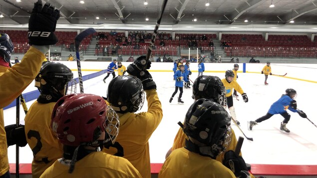 Le retour des tournois de hockey célébré à Coaticook