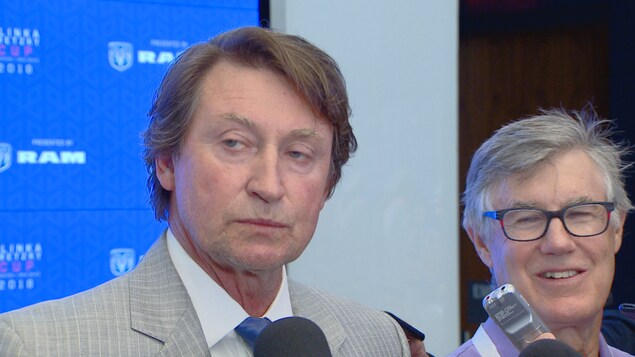 Lors d'une conférence de presse, Wayne Gretsky commente le 30e anniversaire de son transfert des Oilers d'Edmonton vers les Kings de Los Angeles. Lors d'une conférence de presse, Wayne Gretsky commente le 30e anniversaire de son transfert des Oilers d'Edmonton vers les Kings de Los Angeles.