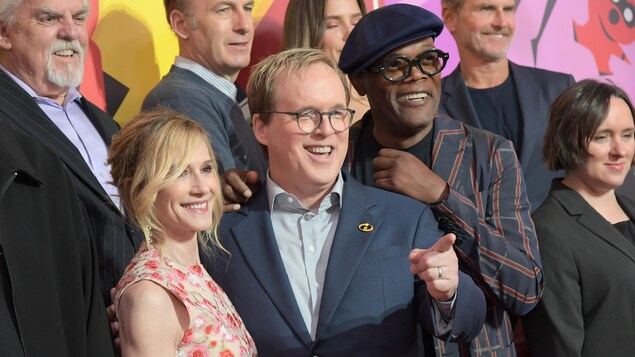 Holly Hunter sourit, Brad Bird est à ses côtés et pointe quelqu'un du doigt, tandis que Samuel L. Jackson s'appuie sur lui. Holly Hunter sourit, Brad Bird est à ses côtés et pointe quelqu'un du doigt, tandis que Samuel L. Jackson s'appuie sur lui.