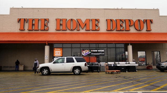 La devanture d'une quincaillerie Home Depot