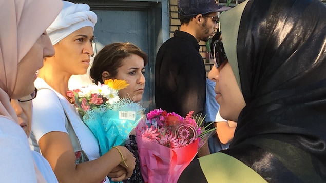 Des femmes voilées tiennent des bouquets de fleurs, en attente de la cérémonie à la mémoire de la cycliste morte le 14 juillet. Des femmes voilées tiennent des bouquets de fleurs, en attente de la cérémonie à la mémoire de la cycliste morte le 14 juillet.