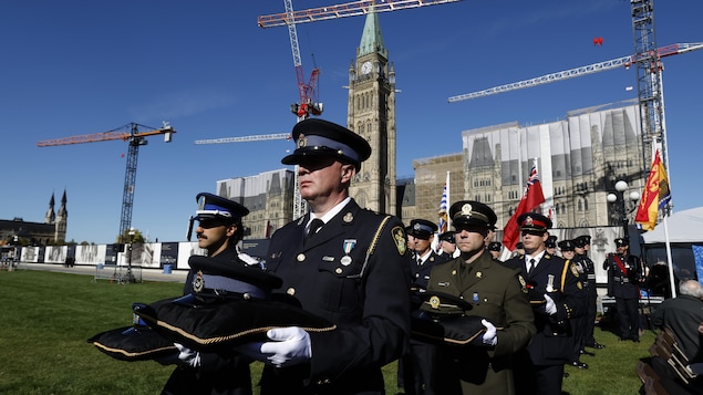 Hommage aux policiers décédés dans l’exercice de leurs fonctions à Ottawa