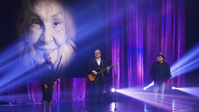Des musiciens sont sur la scène du théâtre Denise Pelletier.