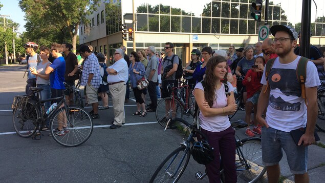 150 personnes se tiennent à l'angle de la rue Bélanger et de la 6e avenue pour rendre hommage à Meryem Anoun. 150 personnes se tiennent à l'angle de la rue Bélanger et de la 6e avenue pour rendre hommage à Meryem Anoun.