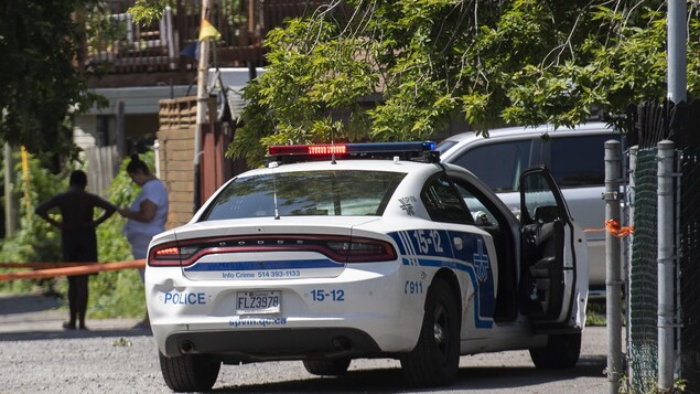Une voiture de police dans une rue de Montréal.