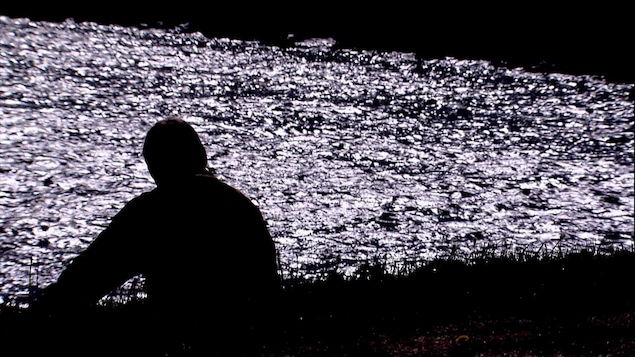 Un homme sur le bord de l'eau