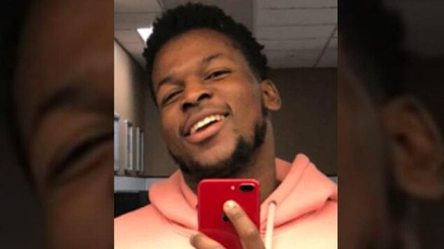 Promise « Max » Chukwudum, un étudiant de 19 ans d'origine nigériane, pris en photo à travers un miroir.