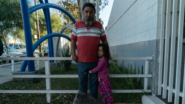 Un résident de Tijuana avec une petite fille et un chien. Un résident de Tijuana avec une petite fille et un chien.