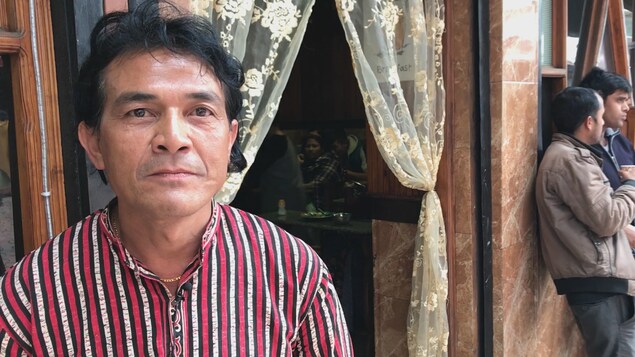 Balawan Pynskhem est un restaurateur de Shillong. En tant qu'homme, il doit donner tous ses revenus à sa femme, mais comme il n’est pas marié, dans son cas, c’est à sa soeur qu’il les verse.