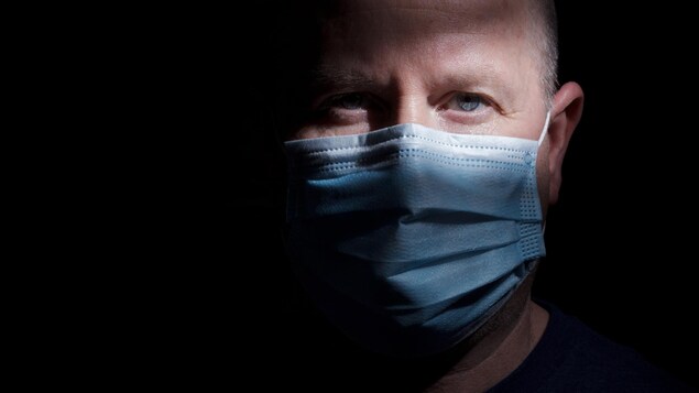 Un homme portant un masque.