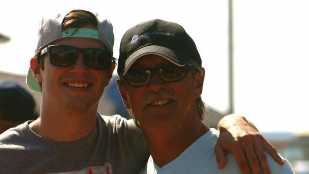 Joseph Howlett, à droite, en compagnie de son fils Tyler Joseph Howlett, à droite, en compagnie de son fils Tyler