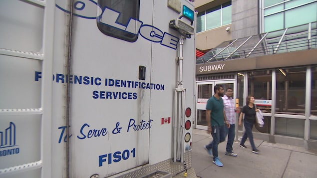 Un camion du service d'identification des victimes de la police stationné devant la station de métro Un camion du service d'identification des victimes de la police stationné devant la station de métro