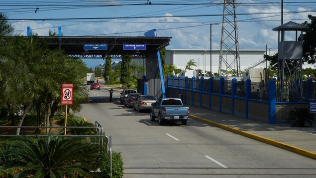 Des voitures attendent à un poste de contrôle au Honduras. Des voitures attendent à un poste de contrôle au Honduras.