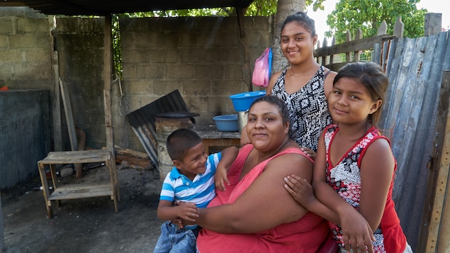 Au Honduras, une mère entourée de ses trois enfants. Au Honduras, une mère entourée de ses trois enfants.