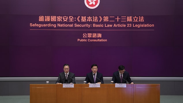 （左起）香港律政司司长林定国、特首李家超及保安局长邓炳强。