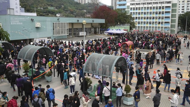 COVID-19 : les habitants de Hong Kong se ruent pour faire des provisions