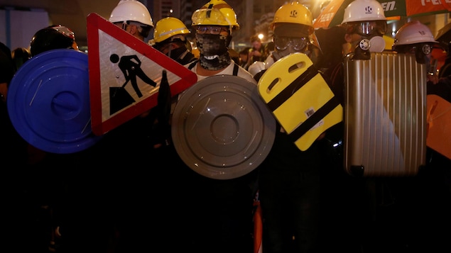 Des manifestants anti-extradition tiennent des boucliers de fortune lors de la manifestation à Hong Kong, le dimanche 21 juillet 2019.
