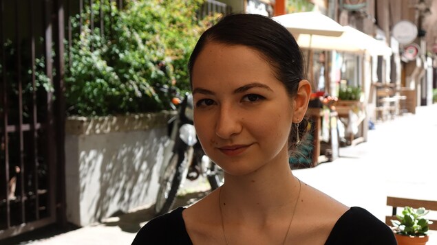 Le visage souriant de cette jeune femme