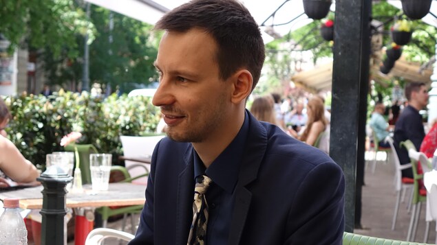 Le visage de profil d'Akos Bence Gat