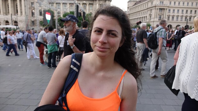 Une jeune femme parmi la foule