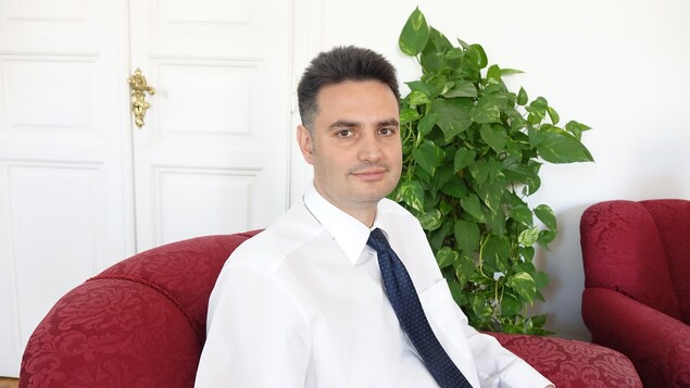 Un homme en chemise et cravate