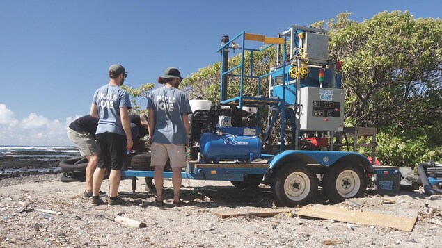 La machine Hoola ONE en train de se faire ajuster par les instigateurs du projet sur plage.