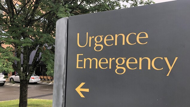 Une affiches indiquant le service des urgences.