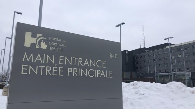 Affiche devant l'hôpital.