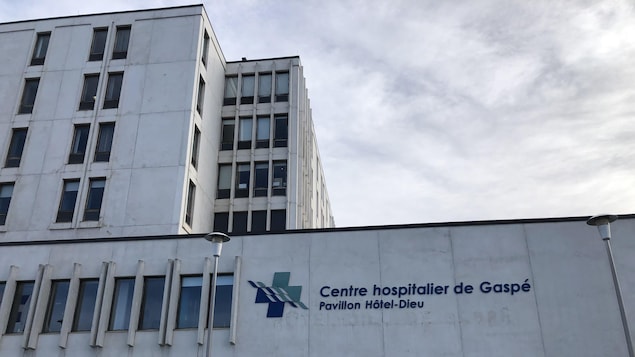 Gros plan sur la façade du pavillon Hôtel-Dieu de l'hôpital de Gaspé.