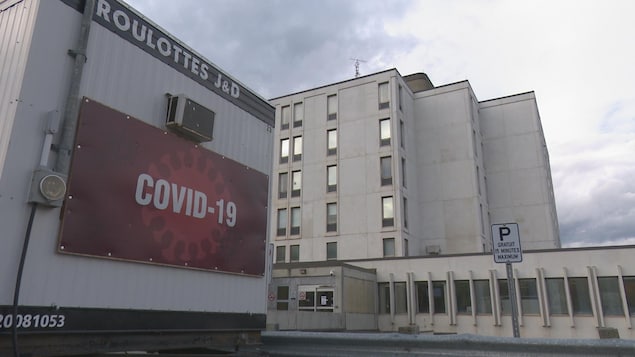 Une roulotte de dépistage de la COVID-19 devant l'hôpital de Gaspé.