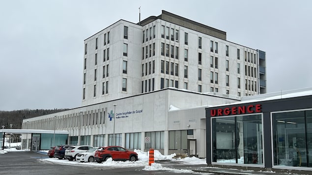 Extérieur d'un pavillon et de l'urgence de l'Hôpital de Gaspé. 