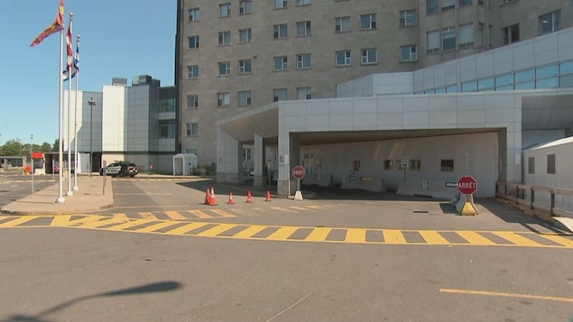 Vue de l'entrée extérieure de l'hôpital de Lévis. La zone est déserte, aucune voiture n'est garée sur les palces de stationnement.