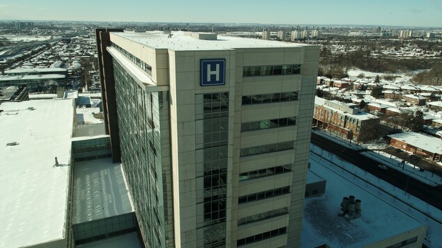 Extérieur de l'Hôpital Humber River à Toronto.