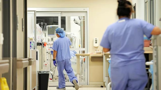 Un infirmier et une infirmière au travail dans un hôpital.