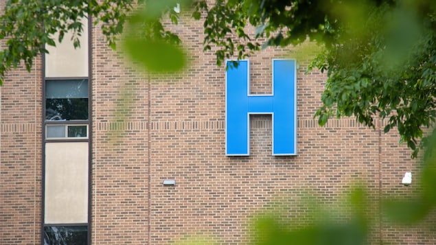 La Lettre H du mot Hôpital sur la devanture de l'établissement.
