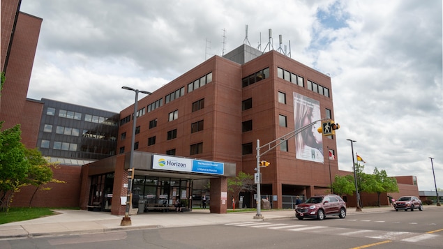 Un véhicule passant devant l'Hôpital de Moncton.