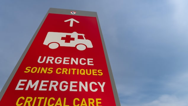 Un panneau indique les urgences de l'Hôpital pour enfants de Montréal.