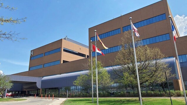 L'Hôpital régional de Campbellton, vu de l'extérieur, en été.
