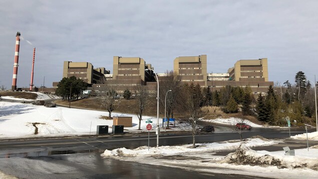 L'hôpital est au sommet d'une petite colline enneigée.
