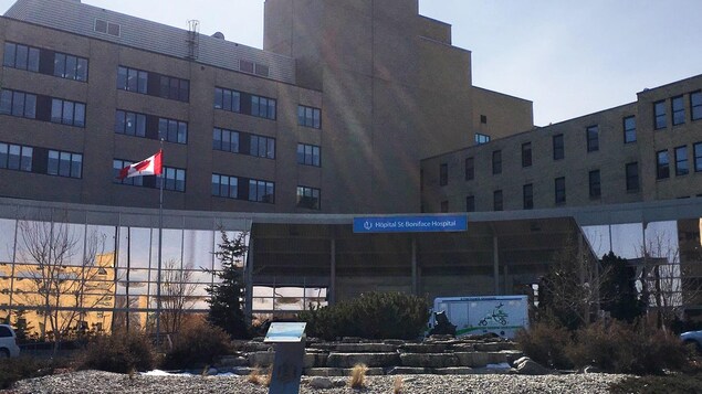 واجهة مستشفى سان بونيفاس في وينيبيغ، عاصمة مانيتوبا، ويبدو علم كندا مرفرفاً أمامها.