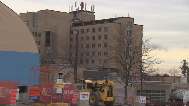 L'hôpital de Saint-Jérôme, avec le bâtiment en construction à côté.
